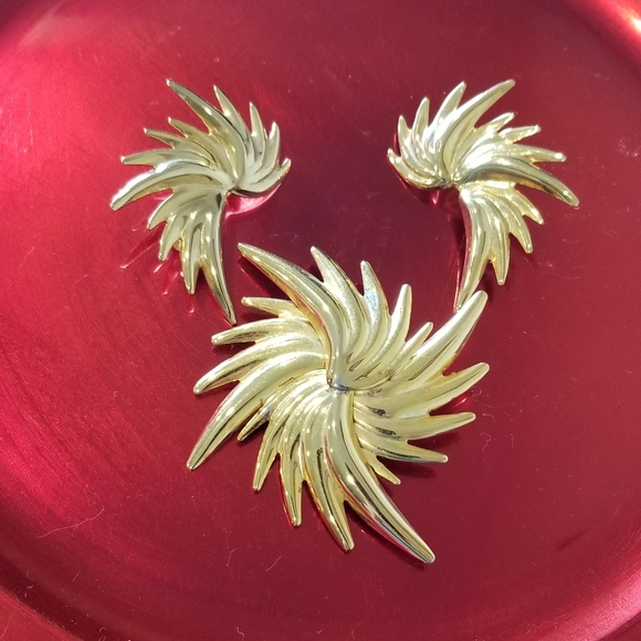 Jewelry - Elegant Vintage Gold Starburst Clip-on Earring & Brooch. Earrings 2", Broach 3"